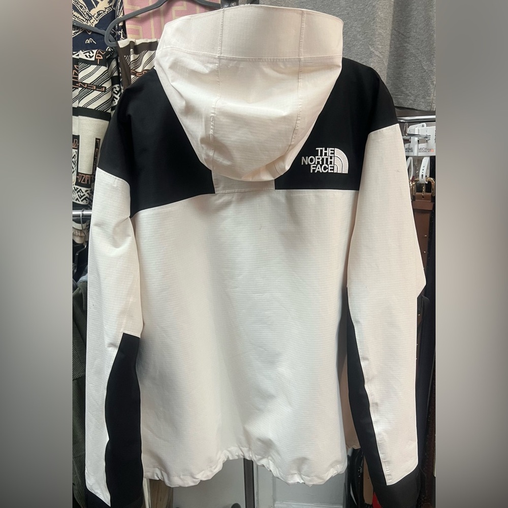 The North Face men’s Dryvent Mono Black and White Jacket - Picture 5 of 10